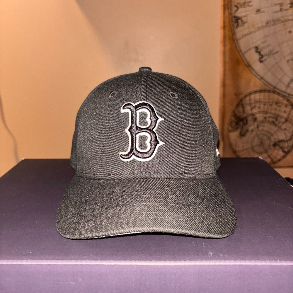 Boston Red Sox Black & White SnapBack / NEVER WORN